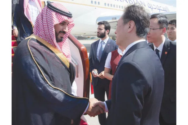 الأمير محمد بن سلمان لدى وصوله إلى بكين أمس وفي مقدمة مستقبليه نائب وزير الخارجية الصيني (واس)