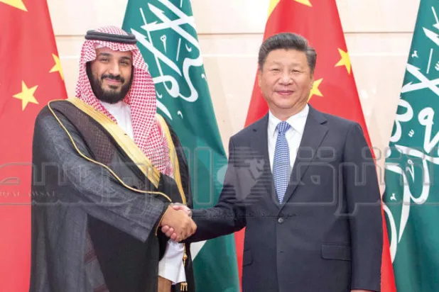 الرئيس الصيني شين جين بينغ لدى استقباله الأمير محمد بن سلمان بن عبد العزيز ولي ولي العهد السعودي في بكين أمس (تصوير: بندر الجلعود)