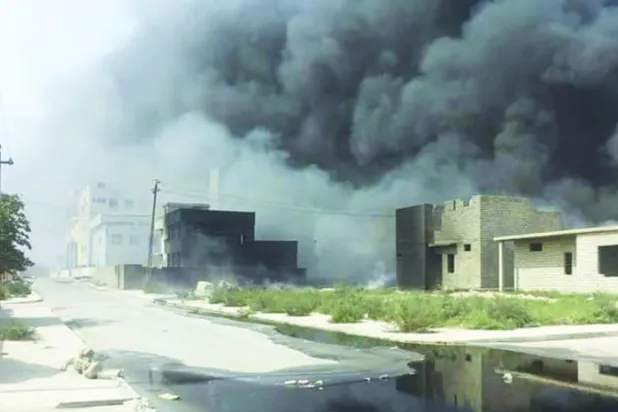 أهالي القيارة جنوب الموصل يستغيثون من سحب الحرائق النفطية