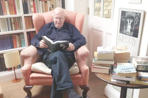 الشاعر الأسترالي كلايف جيمز يتحدث من فراش المرض