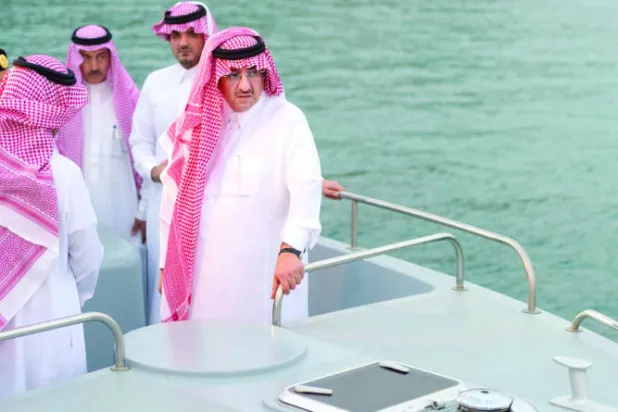 ولى العهد السعودي الأمير محمد بن نايف لدى تفقده أحد وسائط الاعتراض البحرية فائقة السرعة المزودة بأحدث التقنيات والتسليح والأجهزة المتقدمة (واس)