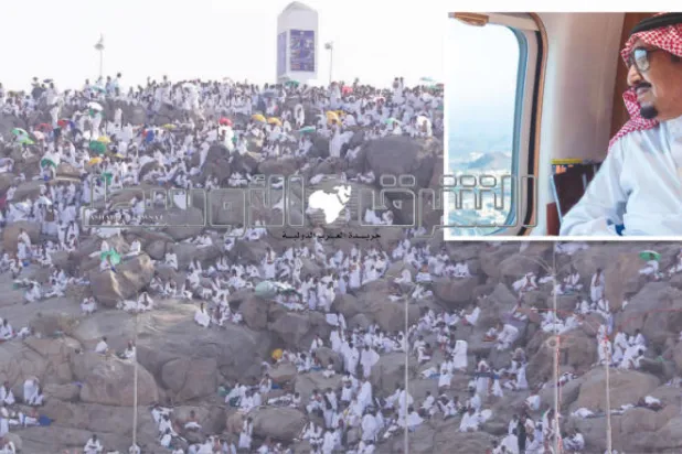 الملك سلمان يطل من نافذة الطائرة ليطمئن على راحة الحجاج ويتابع جموعهم وهم ينتشرون في مشعر عرفة (تصوير: بندر الجلعود) - جبل الرحمة يتشح بالبياض كما بدا أمس (تصوير: سعد العنزي)