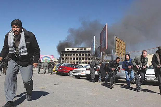 سوق رائج للصحافيين في أفغانستان على خط النار