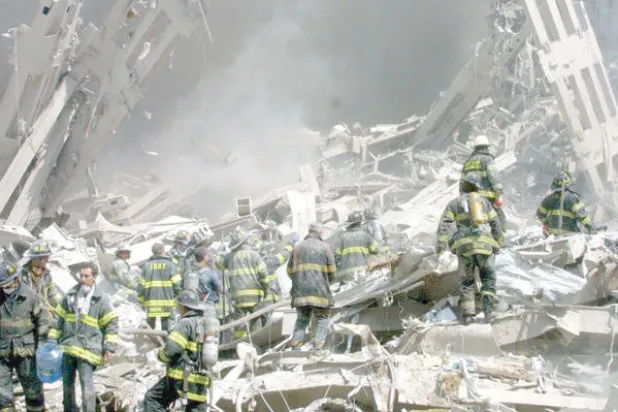 عمال إنقاذ يبحثون عن ناجين بعد انهيار مركز التجارة العالمي في نيويورك (أ.ب)