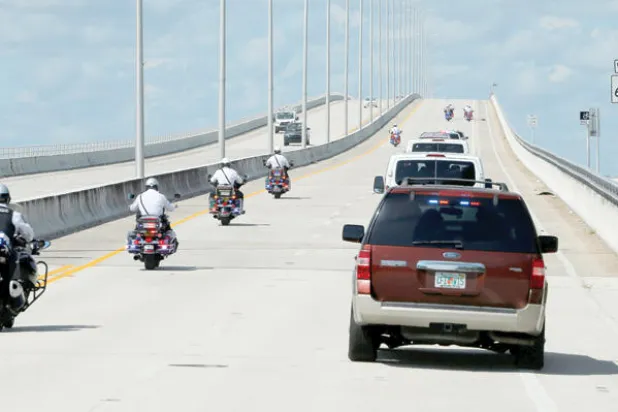 موكب هيلاري كلينتون يشق طريقه في فلوريدا (رويترز)