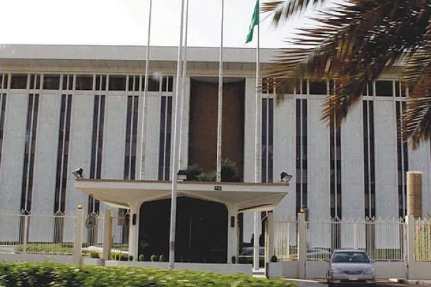 «ساما» تلزم البنوك السعودية بإعادة جدولة القروض لموظفي الدولة