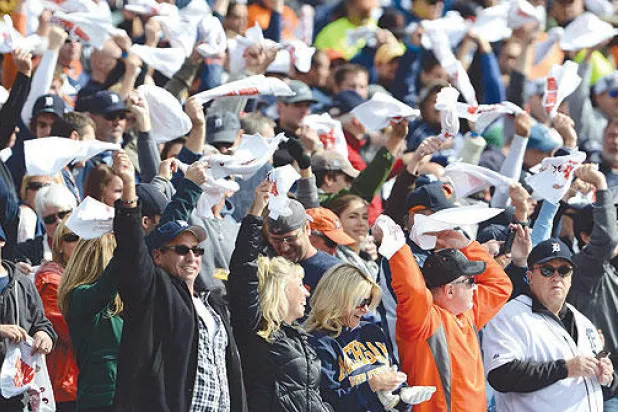 كيف تتعامل جماهير الكرة مع خفوت حبها للنجوم؟