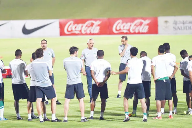 مارفيك يوجه اللاعبين قبل انطلاق المران («الشرق الأوسط»)