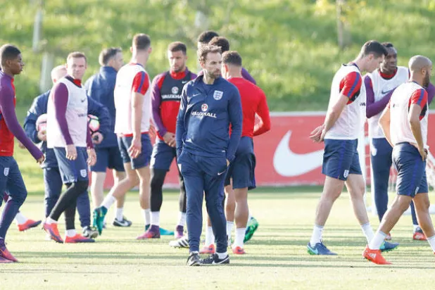 ساوثغيت يقود المنتخب الإنجليزي للمرة الأولى.. وأقر بأنه لا يملك الخبرة المناسبة (رويترز)