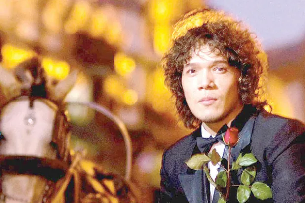 الفنان الفلبيني جوناثان بادون يحلق في سان دييغو