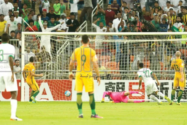 الجاسم لحظة تسجيله هدف المنتخب السعودي الأول في مرمى أستراليا (تصوير: محمد المانع)