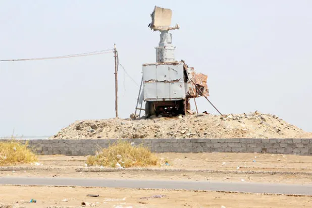 جهاز الرادار الذي تحطم إثر الضربة الأميركية على 3 مواقع من ضمنها الحديدة أمس (أ.ف.ب)