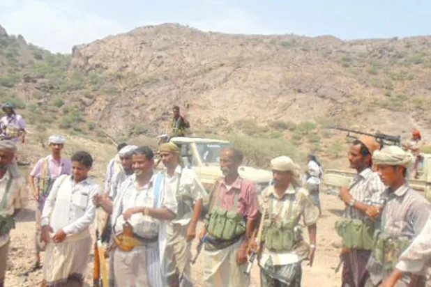 انقلابيو اليمن خسروا مطارًا قرب صعدة.. ودمروا مسجدًا في تعز