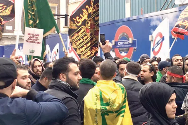 الجالية المسلمة في بريطانيا تنتفض ضد أعلام «حزب الله» في مسيرة عاشوراء