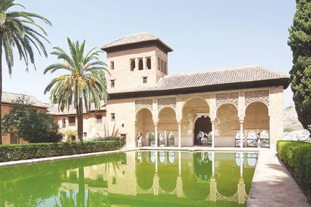 قصر الحمراء يحتل المرتبة الأولى من بين أفضل المعالم في إسبانيا