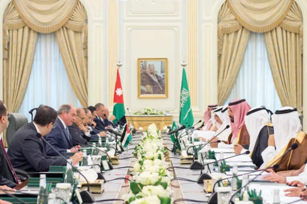 الاجتماع الأول لمجلس التنسيق السعودي ـ الأردني أثناء اجتماعه أمس في الرياض برئاسة الأمير محمد بن سلمان والدكتور هاني الملقي بحضور الوزراء والمسؤولين أعضاء المجلس المشترك (واس)