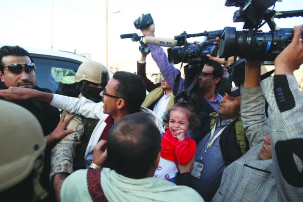 اعتراض طريق ولد الشيخ في صنعاء.. والميليشيات تعتدي على أمهات المعتقلين