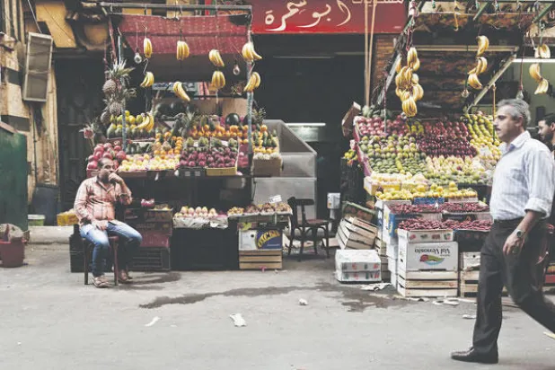 مصر: الجنيه يترنح وشح الدولار يخلق سيلاً من الأزمات