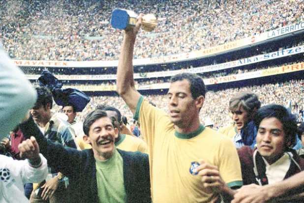 كارلوس البرتو قائد البرازيل في عام 1970يحتفل بكأس العالم