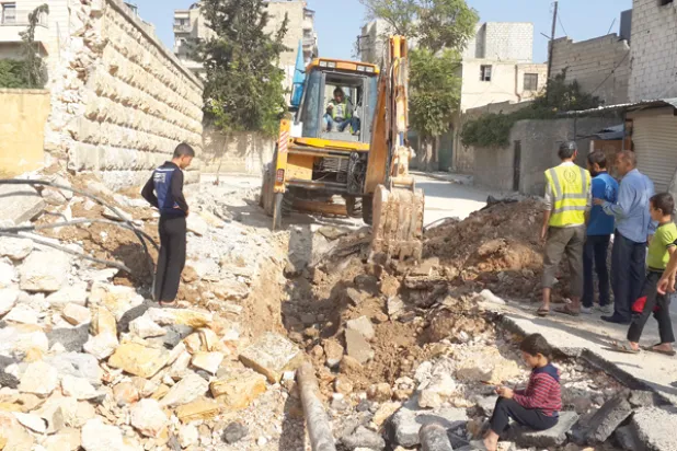 ورشات صيانة تقوم بتصليح عطل في شبكة المياه بأحد مواقع القصف بالقسم الشرقي من حلب («الشرق الأوسط»)