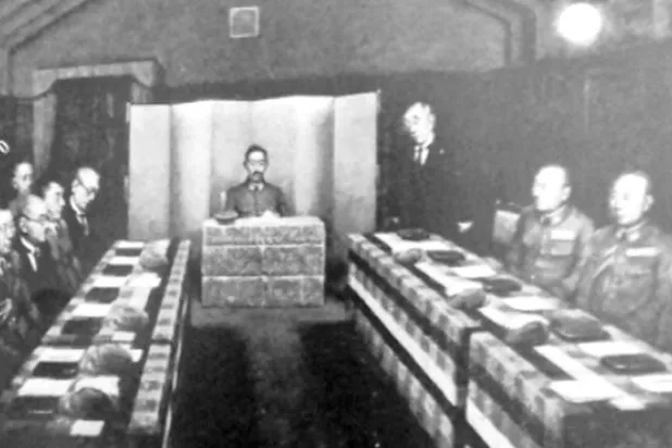 لقطة للاجتماع الذي عقده الامبراطور الياباني هيروهيتو مع حكومته وجنرالاته عام 1949 لتحديد الموقف من الحرب