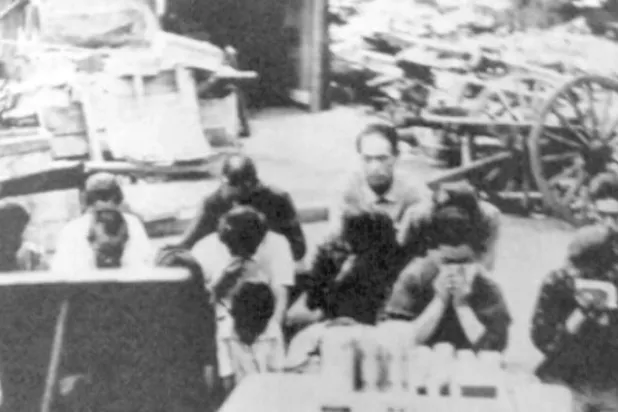 اليابانيون يستمعون إلى صوت إمبراطورهم لأول مرة في الراديو معلنا استسلام اليابان