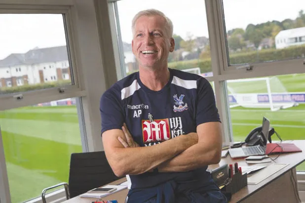 الان باردو في غرفته بمركز تدريب كريستال بالاس