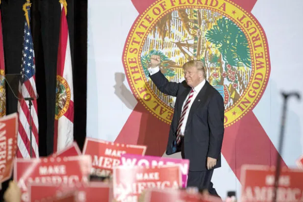 المرشح الجمهوري يحيّي داعميه في فلوريدا أمس (أ.ب)