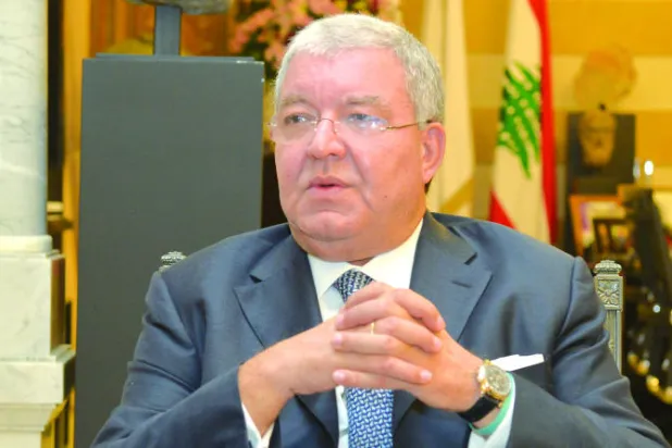 المشنوق لـ«الشرق الأوسط»: فرق كبير بين عون «التيار» وعون «الرئيس»