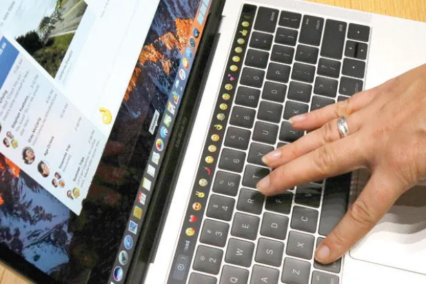 «تاتش بار» من «أبل» شريط لمس بمزايا لتسهيل العمل