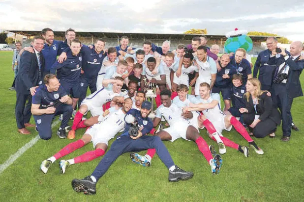 المنتخب الإنجليزي تحت 21 عامًا يفوز بدورة تولون الدولية الصيف الماضي تحت قيادة ساوثغيت («الشرق الأوسط»)