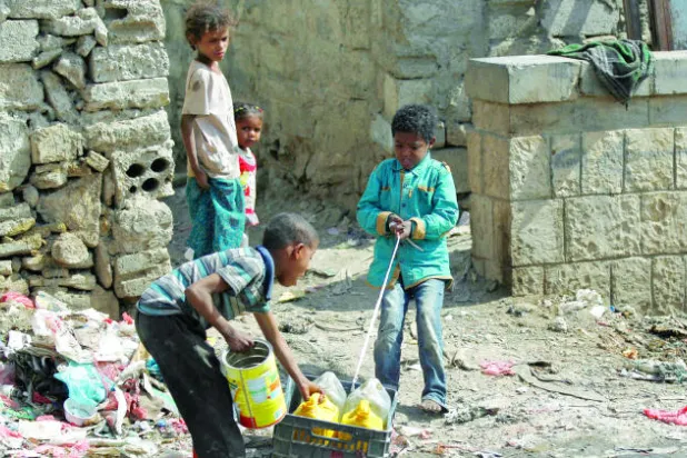 تعميم حكومي: صرف رواتب موظفي الدولة حتى في مناطق سيطرة الانقلاب