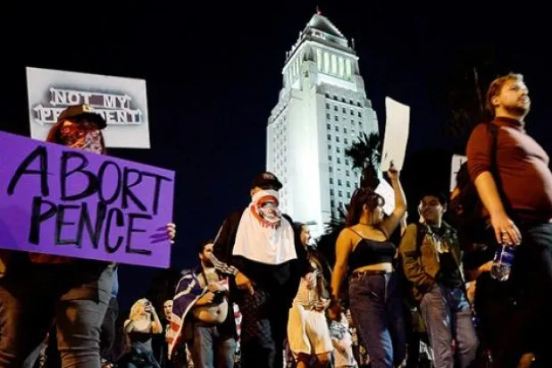 من يحرك الأميركيين للخروج رفضًا لتولي ترامب الرئاسة؟