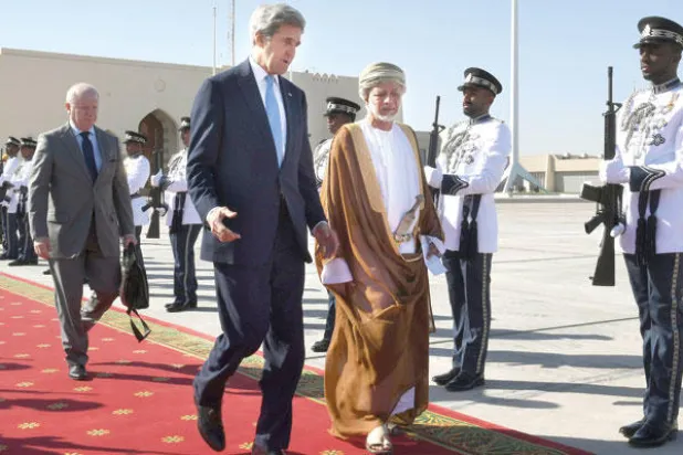 كيري يعلن من مسقط ترتيبات ثنائية لليمن.. و«الشرعية» تعدها عملاً دعائيًا