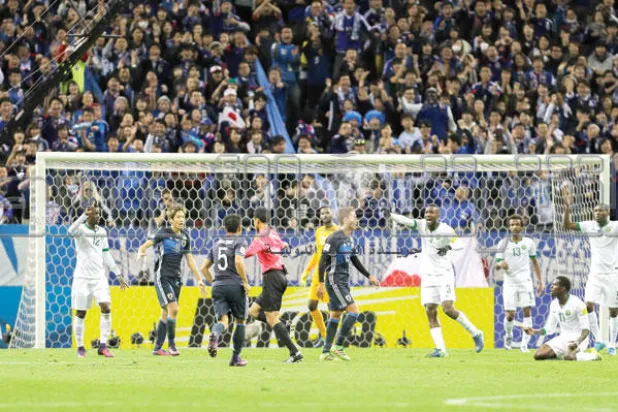 لاعبو المنتخب السعودي يحتجون على جزائية الحكم السنغافوري (تصوير: محمد المانع)