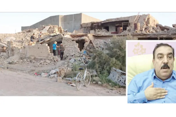 أهالي بيت مدمر في الرمادي يعاينون الخراب الذي حل به.. وفي الإطار نائب محافظ الرمادي علي الدليمي («الشرق الأوسط»)