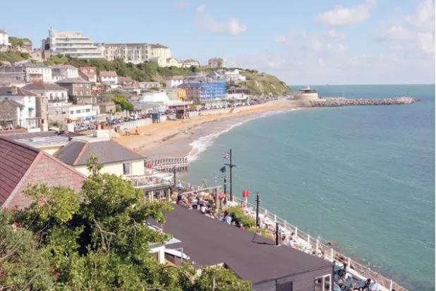 جزيرة «آيل أوف وايت».. كيف يمكنك الهروب من اليابسة في المملكة المتحدة من دون استخدام جواز سفرك؟