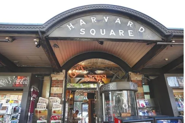 كشك صحف عتيق في مدينة هارفارد يقاوم للبقاء