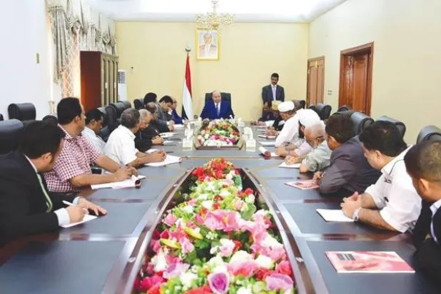 هادي من عدن: أزمة شح السيولة ستنتهي قريبًا