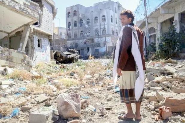 هادي يلتقي القيادات العسكرية ويشدد على استيعاب المقاومة في الجيش