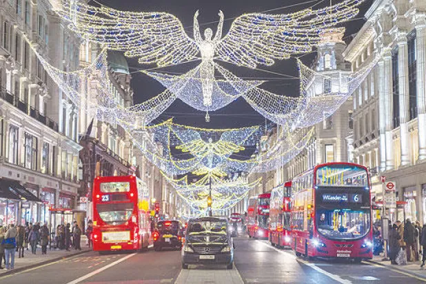 زينة {الكريسماس} تبهر المتسوقين في «ريجينت ستريت» بلندن