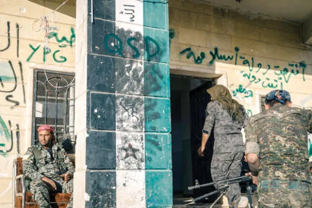 على الطريق إلى عاصمة «داعش»... الهدف يتبدد كالسراب