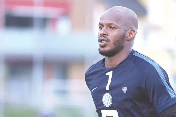 شرفيو الهلال يضغطون على الفرج لتجديد عقده