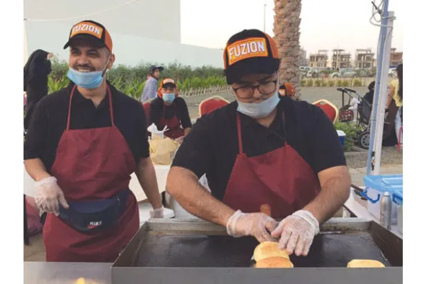 شباب سعوديون يحولون شغفهم بالطبخ إلى مهنة مربحة