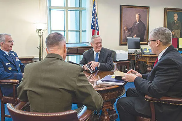 ماتيس يباشر مهامه باجتماع مع قادة البنتاغون