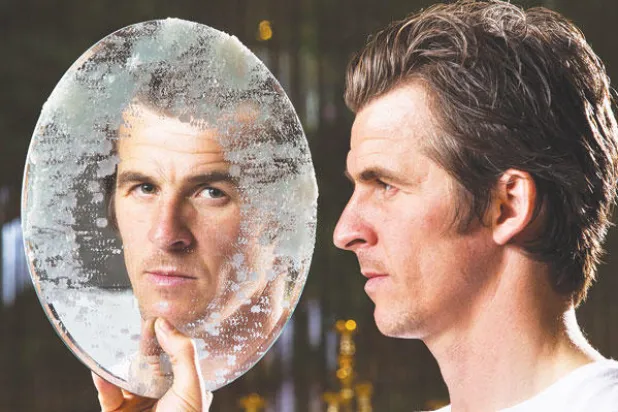 الصورة التي يراها الجمهور لبارتون «الشرس» لا تعكس حقيقة شخصه الهادئ