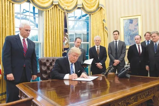 ترمب يبدأ تطبيق شعار «أميركا أولاً» ويسحب بلاده من {الشراكة مع الهادئ}