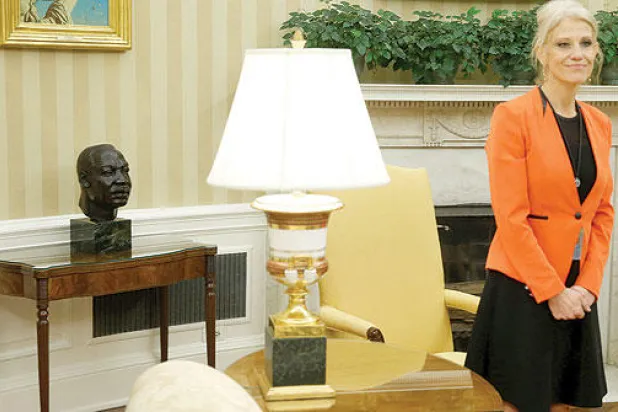 بصمة ترمب على البيت الأبيض... اللون الذهبي للستائر والإبقاء على تمثال لوثر كينغ