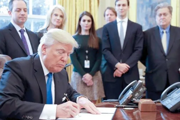 ترمب يلغي «الإسبانية» من موقع البيت الأبيض