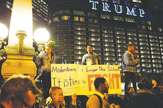 الرئيس الأميركي يهدد بإرسال القوات الفيدرالية إلى شيكاغو لوقف العنف